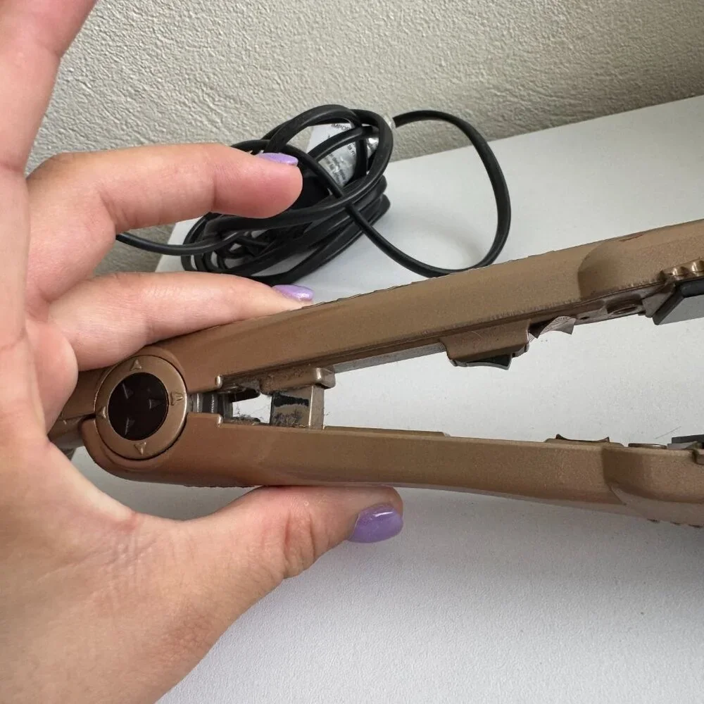 Hair Straightener / Flat Iron — Works & Heats Well (No Brand)